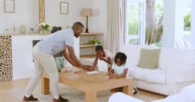 Modern evdeki kahve masasında oturan Afro-Amerikalı çocuklar fincan ve çantaların keyfini çıkarıyorlar. Kardeşler, rahatlık, etkileşim, rahat, aydınlık, mobilya, modern, sıcaklık, neşe