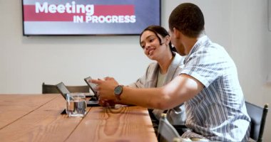 İş kadını ve işadamı konuşuyor, modern ofisteki konferans odasında tablet tablet kullanıyorlar. İş, iş ve ofis ortamı kavramı.