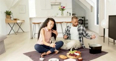 Çeşitli çiftin mutfakta kadeh tokuşturmasından sonra atıştırma, zaman fark etme, atıştırma tahtası. Romantizm, kutlama, yakınlık, dekor, yaşam tarzı, zarafet, sıcaklık