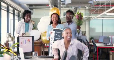 Afro-Amerikalı arkadaşlar ofiste terfiyi kutluyorlar, ellerinde balonlar ve çiçek buketleri var. Kutlama, arkadaşlık, başarı, takım çalışması, şenlik, ofis, işbirliği