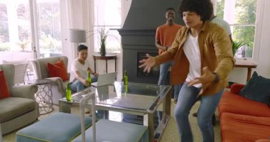 Çeşitli erkek arkadaşlar, eve gelen adamı bavullarıyla kucaklıyor tableti paylaşıyor, kadeh kaldırıyor. Arkadaşlık, birleşme, kutlama, sosyal toplantı, kapalı alan, modern, canlı