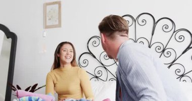 Bir çift, bavulun yanında gülüşmeler ve not listelerini paylaşıyor. Yatakta kıyafet seçiyorlar. Romantik, yaşam tarzı, minimalizm, iç mekan, arkadaşlık, planlama, eğlence