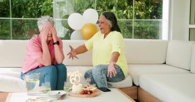 Son sınıf arkadaşları kapalı alanda tıbbi iyileşmeyi süslü pastalarla kutluyor, içkileri tokuşturuyorlar. Kutlama, dostluk, sağlık, neşe, modern, toplanma, pasta