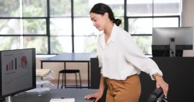 İş kadını ve iş adamı modern ofiste bilgisayar kullanıyor, tezahürat yapıyor ve beşlik çakıyor. İş, iş ve ofis ortamı kavramı.