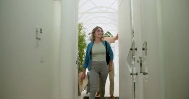 Mutlu çift tatil evine geliyor, güneş gözlüğü takıyorlar ve bavullarını taşıyorlar. Seyahat, tatil, rahatlama, bavul, açık hava, kaçamak