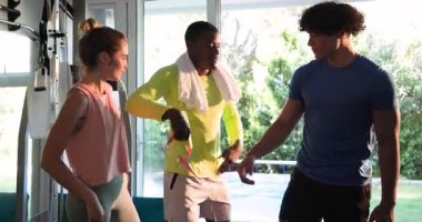 Arkadaşlar spor salonunda antrenman yapıyor, gülümsüyor ve formda olup olmadıklarını kontrol ediyorlar. egzersiz, sağlık, arkadaşlık, eğitim, motivasyon, refah