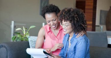 İki lezbiyen çift neşeyle dans ediyor, el ele tutuşuyor ve gülümsüyor. Arkadaşlık, mutluluk, dans, kutlama, birliktelik, bağ