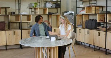 Modern masada çeşitli çiftler, şık iç mekanlarda tablet ve su bardaklarıyla sohbet ediyorlar. Modern, minimalist, iç mekan, sohbet, etkileşim, takım çalışması, konukseverlik