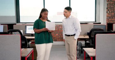 Çeşitli meslektaşlar ofis içinde kurdele kesme törenini masaların yanında kollarını kaldırarak kutluyor. Kutlama, takım çalışması, başarı, neşe, profesyonel, modern, heyecan