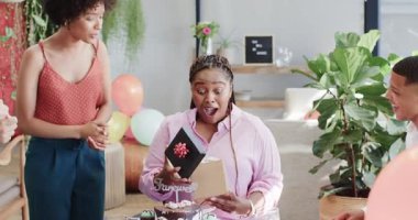 Farklı meslekdaşlar, süslü ofislerdeki yeni iş dönüm noktasını renkli balonlarla kutluyorlar. Kutlama, kilometre taşı, takım çalışması, başarı, dekorasyon, yoldaşlık, ofis