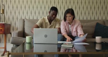 Çeşitli çiftler çalışırken kadınlar sayfalara uzanıyor ve çizelgeleri dizüstü bilgisayar tezahüratlarıyla karşılaştırıyorlar. İşbirliği, takım çalışması, iletişim, üretkenlik, yenilik, modern, gelişigüzel