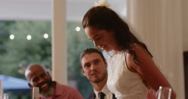 Misafir güldükten sonra Asyalı gelin ayağa kalktı, kadeh kaldırdı, resepsiyonda şampanya kadehini kaldırdı. Kutlama, neşe, zarafet, yoldaşlık, sofistike, içten, şenlik