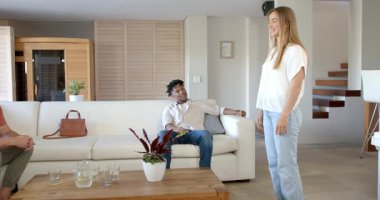 Arkadaşlar salonda öylesine sohbet ediyorlar, birlikte rahat vakit geçiriyorlar. Arkadaşlık, rahatlama, rahatlama, etkileşim, birliktelik, bir araya gelme.