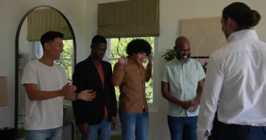 Çeşitli erkek arkadaşlar el çırpıyor, mezura takıyor, kravat bağlıyor ve montu yatak odasına sığdırıyor. Moda, tarz, yoldaşlık, tımar, sofistike, takım çalışması, zarafet.