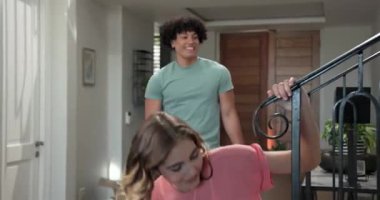 Genç çift merdivenlerde oturmuş, evde kutuları taşırken planlarını tartışıyorlar. Yer değiştirme, paketleri açma, tartışma, yeni ev, yaşam tarzı, planlama