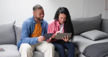 Karta dikkatinizi çekerim, çeşitli çiftler kucaklaşmadan ve ayrılmadan önce tablet üzerinde detayları karşılaştırıyorlar. Romantizm, samimiyet, bağlantı, teknoloji, gündelik, ev, yaşam tarzı