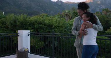 Çeşitli çiftler gözlerini kapatıyor, terasta piknik battaniyelerini açıyorlar ve sürpriz kutularını değiş tokuş ediyorlar. Romantizm, eğlence, açık hava, samimiyet, zarafet, kutlama, bağlantı