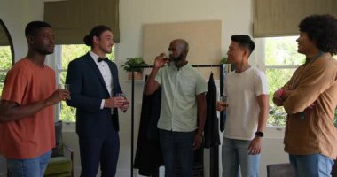 Çeşitli erkek arkadaşlar smokinli ev sahibi istekasına cevap veriyor ve oturma odasında tost için kadeh kaldırıyorlar. Kutlama, dostluk, sosyalleşme, entelektüellik, rahatlık, yaşam tarzı, iç mekan