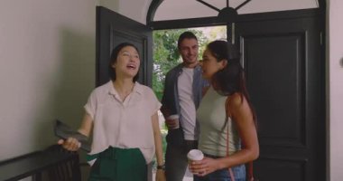 Farklı emlakçılar müşterileri karşılıyor, siyah ön kapıları açıyor ve yemek salonlarını geziyor. Konukseverlik, ev, mimari, içişleri, yaşam tarzı, iletişim, profesyonellik