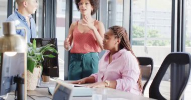 Masaüstü bilgisayar ve fabrikanın yanında, modern ofis alanındaki çeşitli iş arkadaşları sözleşmeyi kutluyor. Kutlama, takım çalışması, işbirliği, heyecan, başarı, parlak, modern