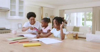 Afro-Amerikalı bir aile parlak bir evde masada oturuyor, kalemler ve defterlerle çizim yapıyorlar. Yaratıcılık, aile, sanat, öğrenme, rahatlama, bağlılık, renkli