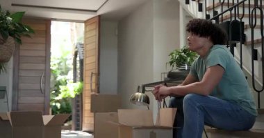 Genç ve çeşitli çiftler evlerinde kutuları açıp birlikte yeni yaşam alanları düzenliyorlar. Taşınma, taşıma, takım çalışması, organizasyon, yaşam tarzı