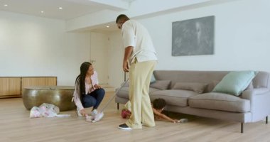 Çeşitli aileler, konfeti üzerinde süpürge kullanarak kutlamalardan sonra modern oturma odalarını temizliyor. Temizlik, aile, modern, ev, birliktelik, organizasyon, aydınlık, rahatlama.