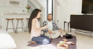 Çeşitli çiftler evde diz çöküp sohbet ediyorlar. Yemek yedikten sonra saçlarını nazikçe şekillendiriyorlar. Romantik, samimiyet, rahatlama, bağlanma, yaşam tarzı, sıcak, samimi