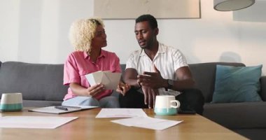 Karışık farklı arkadaşlar evde renk örnekleri tartışıyor, iç tasarım projesi planlıyorlar. Beyin fırtınası, işbirliği, yaratıcılık, takım çalışması, dekorasyon, yaşam tarzı