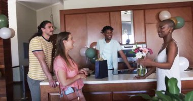 Evde kutlama yapmak, arkadaşlar mutfak adasında balonlarla sohbet etmek. Parti, arkadaşlık, sosyalleşme, toplanma, ev içi, sohbet