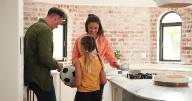 Beyazlar kızlarının mermer adada futbol topu ve kupa taşıyıp kazanmasını kutluyorlar. Aile, kutlama, başarı, birlik, gurur, şefkat, başarı