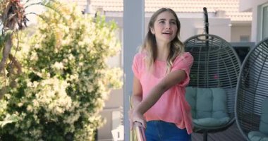 Genç çift, güneşli bir verandada nişan yüzüğüyle romantik anın tadını çıkarıyor. Romantizm, aşk, güneş ışığı, mutluluk, evlenme teklifi