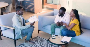 Afro-Amerikalı ajan, yeni evinde müşterilerine sarılma sertifikası sunuyor. Başarı, kutlama, aile, kapsama, modern, mutluluk, başarı