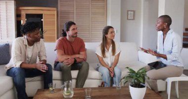 Afrika kökenli Amerikalı bir kadın oturma odasında çeşitli arkadaşlarla grup tartışmasına öncülük ediyor. Çeşitlilik, sohbet, buluşma, arkadaşlık, birliktelik, kültür