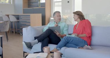 Son sınıf çifti tablet ve not kağıdını tabletin üzerine koyup haber veriyor, tezahürat yapıyor. Aile, bağlantı, iletişim, kutlama, modern, samimi, nişan