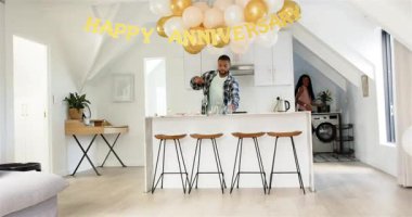 Çeşitli çiftler mutfağa balonlarla giriyor, kadeh kaldırıyor, kucaklaşıyorlar. Romantizm, kutlama, yakınlık, neşe, dekorasyon, yaşam tarzı, konforlu