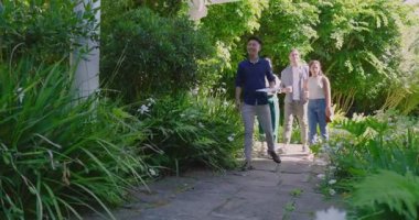 Pergola 'nın bahçesinde papatyaları gördükten sonra çeşitli tur grupları taş patikalarda yürür. Botanik, manzara, inşaat, profesyonel, boş zaman, açık hava, canlı