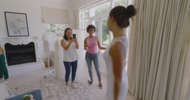 Gelinlik içinde elinde şampanya flütü olan çeşitli gelin partileri akıllı telefonları kaldırıyor. Düğün, arkadaşlık, kutlama, zarafet, yaşam tarzı, samimi, samimi