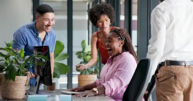 Modern ofis alanındaki takım üyelerini dizüstü bilgisayar ve küçük fabrikayla tebrik eden çeşitli iş arkadaşları. Kutlama, takım çalışması, işbirliği, motivasyon, modern, ofis, katılım