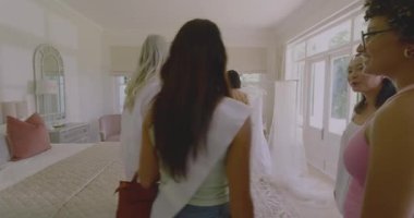 Çeşitli kadınlar yatak odasına giriyor, danışmana sarılıyor, yaşlı anne ve arkadaşlarıyla raf elbisesi seçiyor. Kutlama, dostluk, zarafet, kadınlık, yaşam tarzı, sıcaklık, sofistike