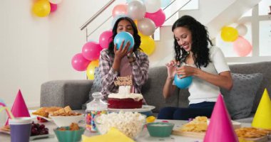 Mavi balonları kapmak, çeşitli bayan arkadaşları doğum günü için şişirmek sonra da kanepede kutlamak. Kutlama, dostluk, neşe, gündelik, modern, iç mekan, neşeli