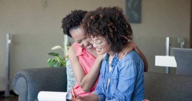 Sevgi dolu bir çift, oturma odasındaki kanepede sarılıp gülüyor. ilişki, mutluluk, aşk, samimiyet, ev, bağ