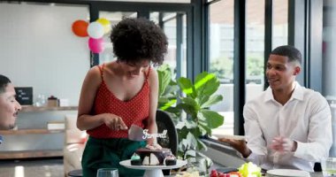 Çeşitli iş arkadaşları modern ofisteki ekip üyelerini veda pastası ve balonlarla tebrik ediyor. Kutlama, takım çalışması, ofis, modern, pasta, başarı, takdir