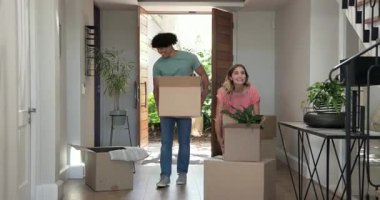 Yeni evlerinde kucaklaşan, kutularla çevrili, heyecanlı genç çift. Taşınma, aşk, yeni başlangıçlar, paketleri açma, ev sahipliği, yaşam tarzı