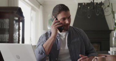 Akıllı telefonları dinlemek, erkekleri dinlemek, el kol hareketi yapmak ve iş için not defterine yazmak. Teknoloji, iletişim, üretkenlik, ev ofisi, modern, profesyonel, çalışma alanı