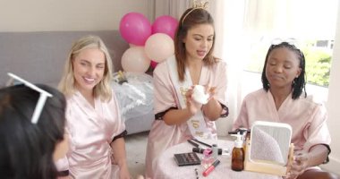 Çeşitli gelin partileri kavanozu, test kremi, pudra sürme ve oturma odasındaki resimleri izleme. Şenlik, dostluk, zarafet, kutlama, cazibe, güzellik, kadınlık