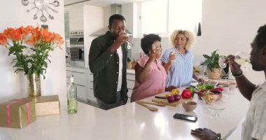 Modern mutfakta yemek hazırlamak, kadınların evde sohbet etmesi. Aşçılık, aşçılık, yaşam tarzı, arkadaşlık, çeşitlilik, ev