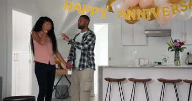 Afro-Amerikalı çift, yıl dönümü pankart rehberliği partnerlerini balonların altında kucaklaşıyorlar. Romantizm, kutlama, şefkat, şenlik, dekor, mutluluk, konfor