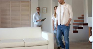 Arkadaşlar evde eğleniyor, gülümsüyor ve salonda sohbet ediyorlar. Arkadaşlık, kaynaşma, sosyalleşme, eğlence, mutluluk, rahatlama.