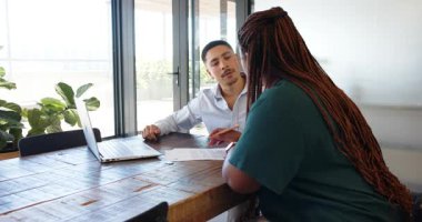 Çeşitli meslekdaşlar modern ofiste dolaşırken, ellerinde dizüstü bilgisayar ve kağıtlarla başarıyı kutluyorlar. Kutlama, işbirliği, takım çalışması, modern, ofis, başarı, yeşillik